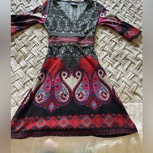 Boho v-neck patterned dress with quarter length sleeves. Size M